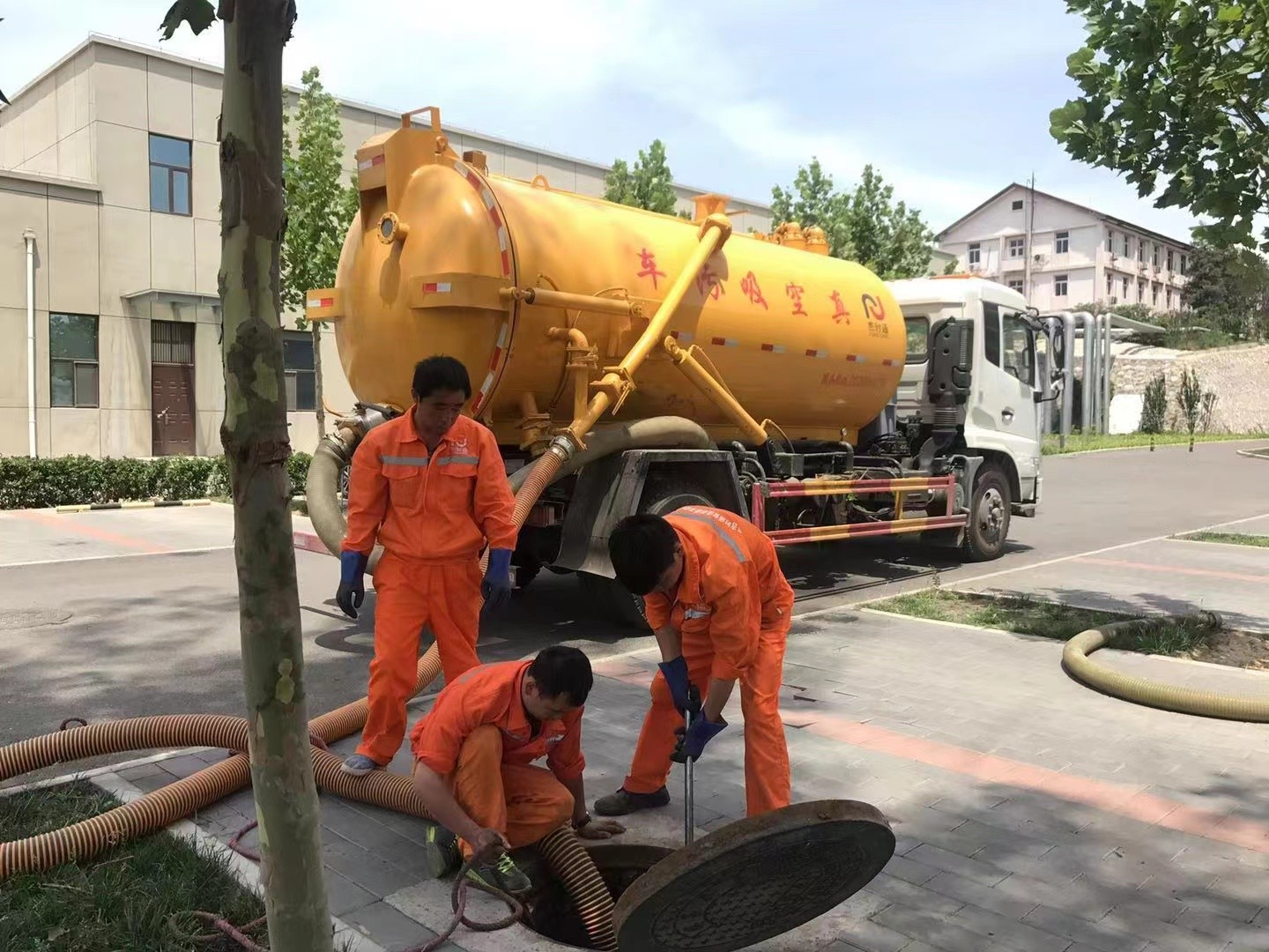 万荣管道疏通车停在窨井附近