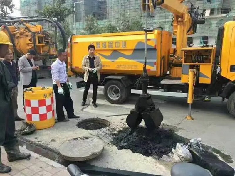 万荣街道：网格员化身“清道夫”，为民解忧疏通“堵心”化粪池