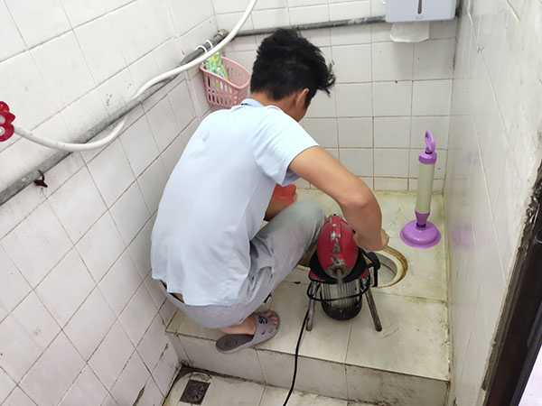 万荣管道堵塞冒臭气 专业师傅现场解决问题